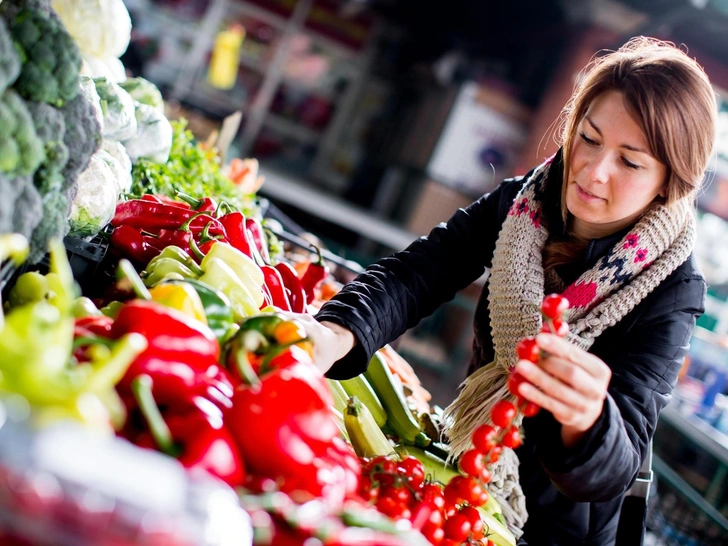 Доставки, супермаркеты или рынки: где выгоднее покупать продукты в 2024 году