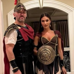 Гладиатор Александр Овечкин, откровенный образ Ирины Шейк и Хайди Клум в костюме Медузы Горгоны: как звезды отметили Хэллоуин