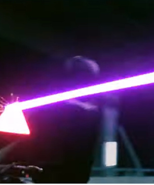 Джон Уик дерётся с врагами световыми мечами (видео)