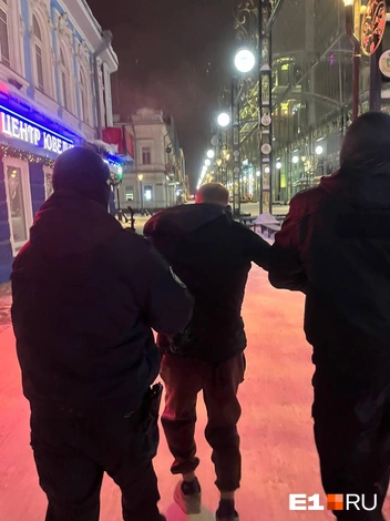 Многих оштрафовали за хулиганство, пьянство и неповиновение  | Источник: источник E1.RU в правоохранительных органах