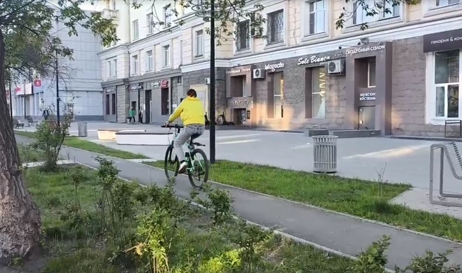 Велодорожка в Челябинске на улице Свободы. Когда такие появятся везде, острота проблемы для пешеходов снизится | Источник: Григорий Шевченко