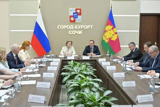 Анна Попова приехала на курорт в начале сезона | Источник: agproshunin / t.me