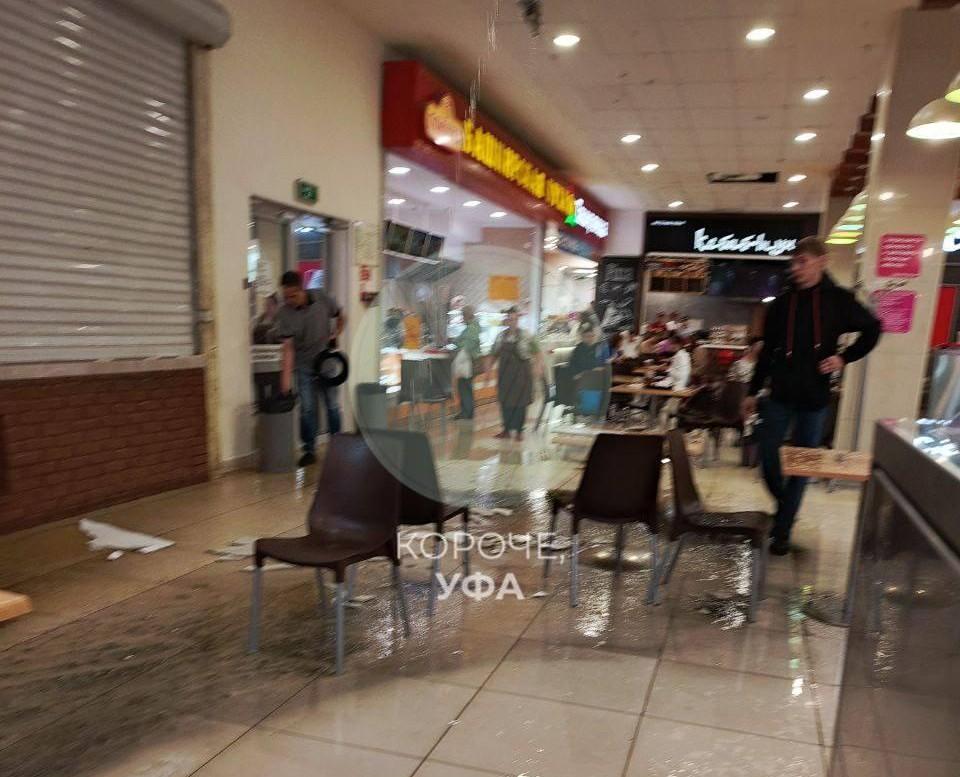 «На наших глазах обрубилась проводка»: в уфимском ТЦ с потолков полилась черная вода — видео