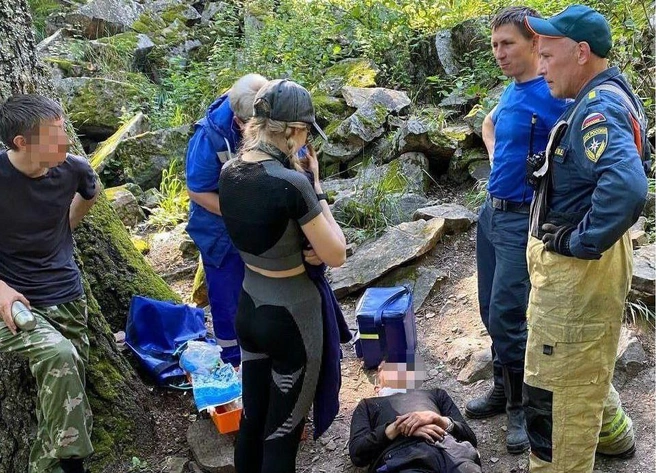 Пострадавшего положили на носилки и передали медикам | Источник: МЧС Челябинской области