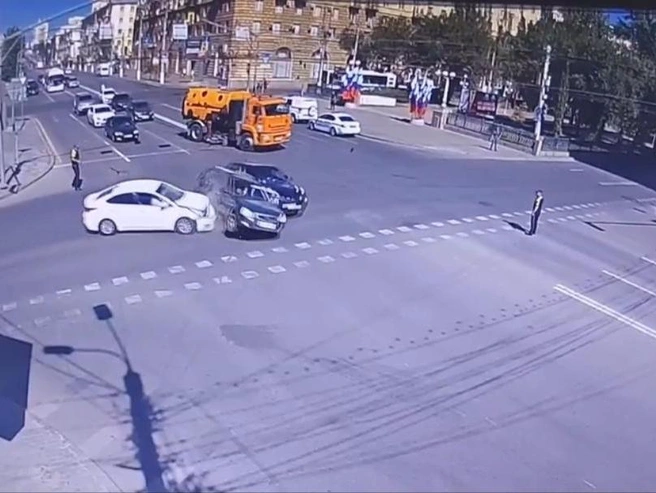 Авария случилась около 10:40 в Центральном районе | Источник: «Жесть Волгограда» / VK