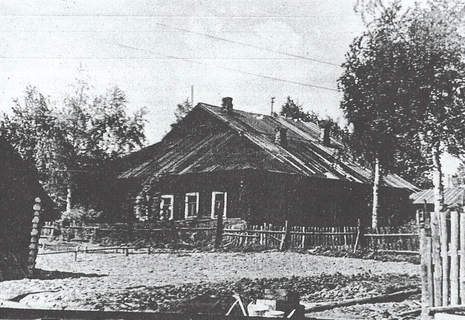 Та самая школа, фото 1949 года | Источник: снимок из книги Валентины Бондаренко «От Нахаловки до Пролетарки» / Госархив Пермского края