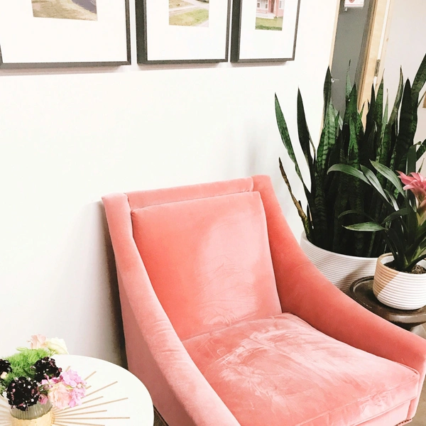 Добавляйте в интерьер интересные детали с историей | Источник: Coco Tafoya/Unsplash