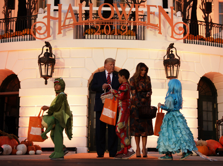 Страшные декорации и конфеты от президента: как Трампы отметили Хэллоуин