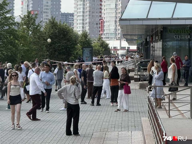 Людей отправили за ленту оцепления | Источник: читатель 74.RU