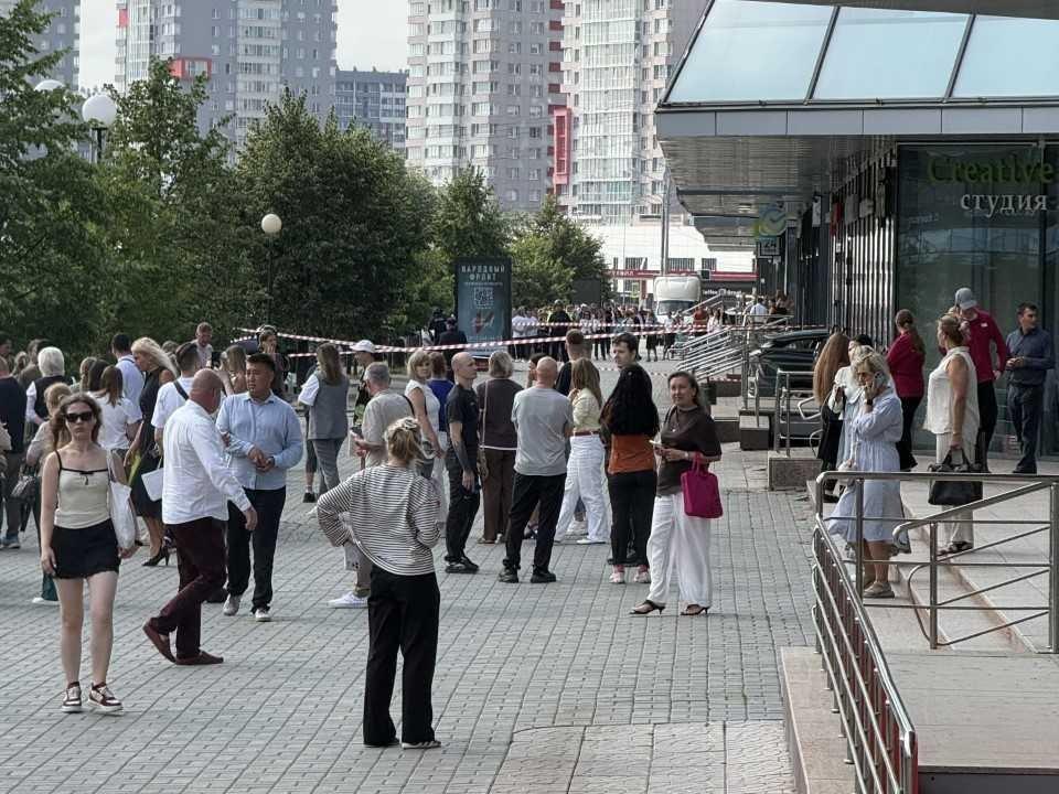 Офисы и магазины в центре Челябинска оцепили силовики
