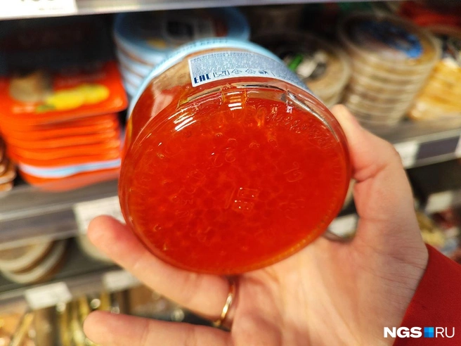 К Новому году баночек с красным содержимым стало больше | Источник: Александра Бруня / NGS.RU