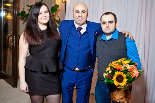 Продюсер с дочкой Даной и сыном Димой на праздновании своего дня рождения, 2 апреля 2015 года