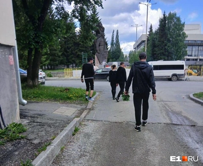 Нетрезвый мужчина просто схватил пучок травы и поспешил уйти | Источник: читатель E1.RU