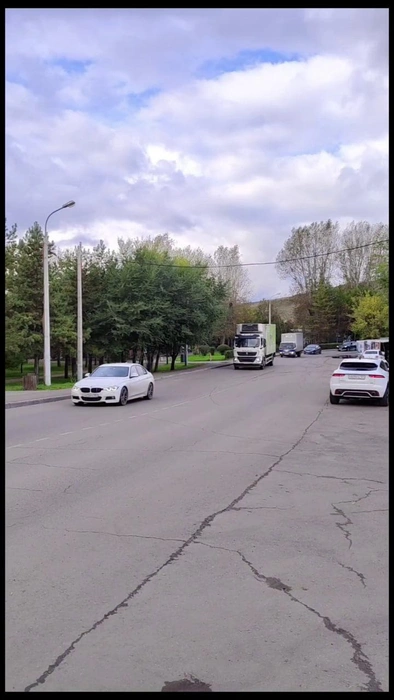 А как здесь по правилам перейти по велодорожке с одной стороны дороги на другую? | Источник: Антон Говядин