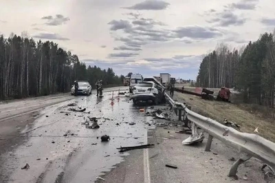 Две фуры и легковушка столкнулись на трассе Тюмень-ХМАО