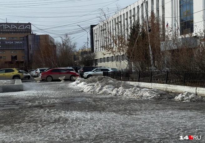 Кучи снега прямо в центре города | Источник: Ольга Донская / 14.RU