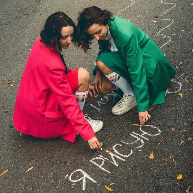 Анжела и Наталия выпускают | Источник: twinskovl / Instagram.com (деятельность запрещена на территории РФ)