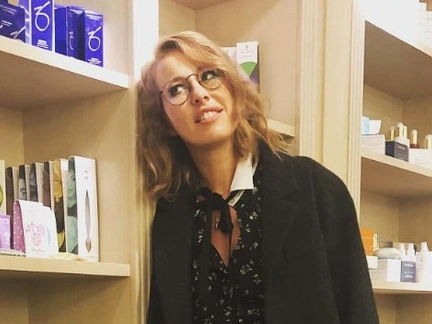 Зима близко: Ксения Собчак носит элегантное пальто, а Анна Хилькевич дутую куртку
