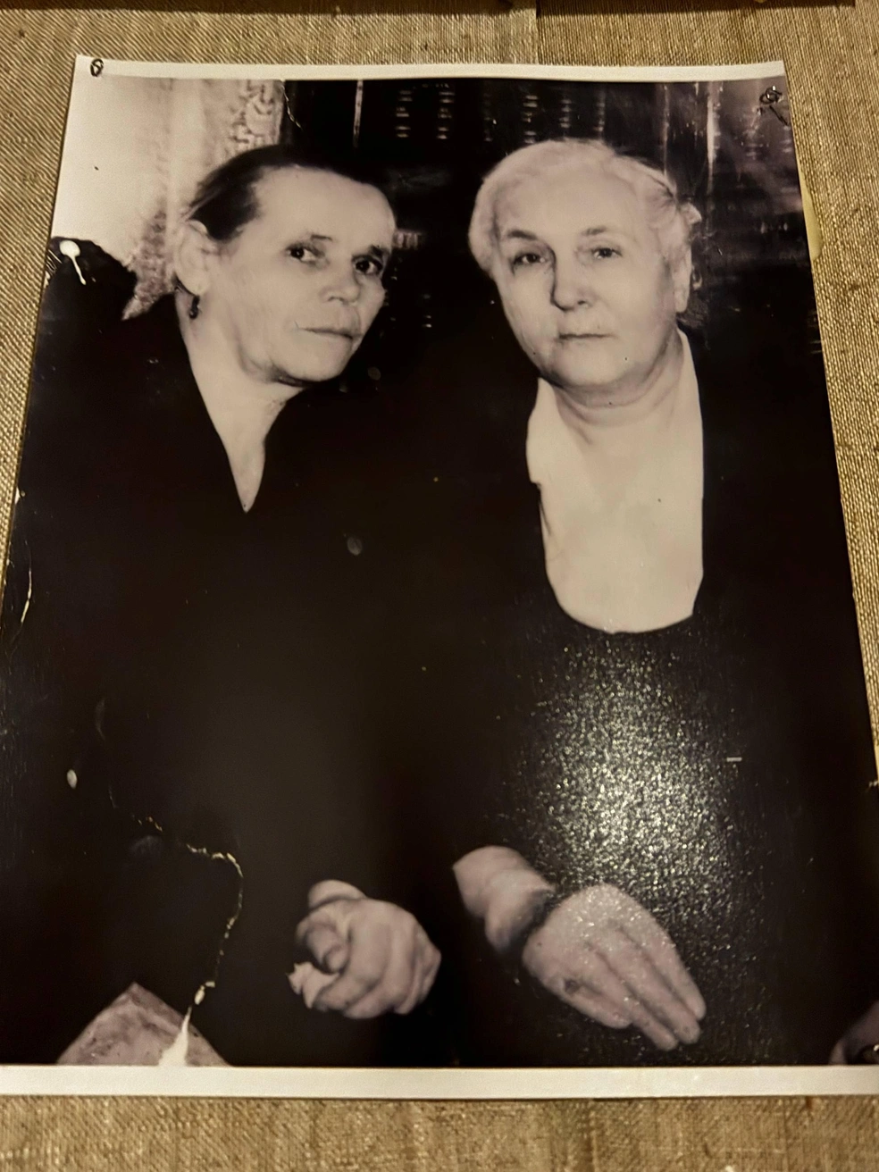 Мама Павлика Татьяна Семеновна (слева) с другой матерью, потерявшей дочь, — мамой Зои Космодемьянской | Источник: Елена Панкратьева / E1.RU