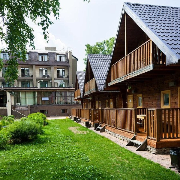 Забронировать можно номера в главном корпусе категории 4*, кедровые дома-студии и двухкомнатные дома с сауной и купелью | Источник: ООО «Макси-трэвел»
