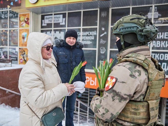 «Военнослужащим не чуждо ничто человеческое, — сказал Шищенко. — Мы так же любуемся красотой наших женщин, любим с ними общаться, делать им приятно и получать тёплые слова взамен». | Источник: Александр Ощепков / NGS.RU