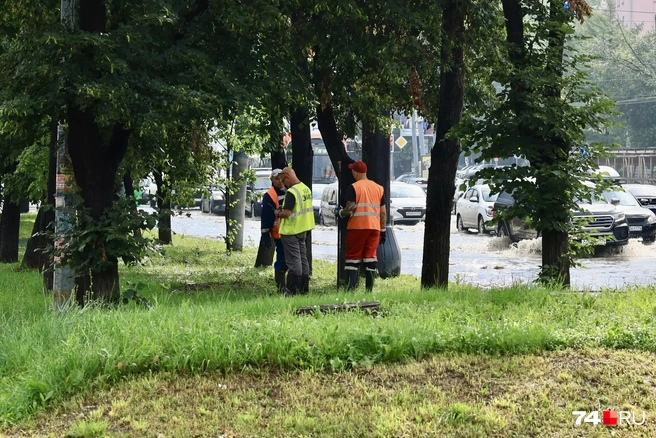 Спустя пару часов на проблемном участке появились сотрудники «Эвиса» | Источник: Михаил Шилкин