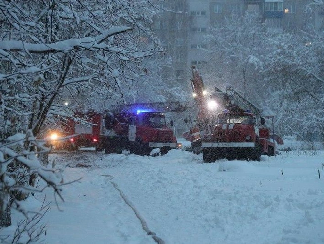К месту вызова прибыло примерно 10 пожарных машин. | Источник: Андрей Бортко / NGS.RU