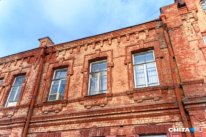 Сейчас с водостоками на здании всё в порядке — они расположены стандартно снаружи | Источник: Олег Фёдоров / CHITA.RU