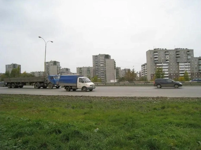 Вид с Объездной в 2000 и 2024 годах. Старых многоквартирников уже и не видно из-за новостроек | Источник: Pastvu.com