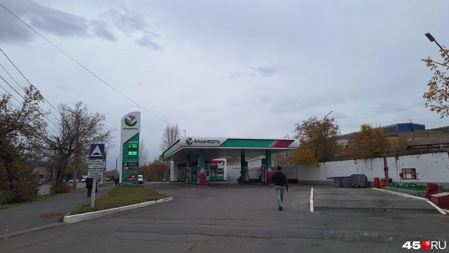 На АЗС «Башнефть» бензин был весь в наличии, потому что недавно приезжал бензовоз | Источник: Александр Лисихин / 45.RU 