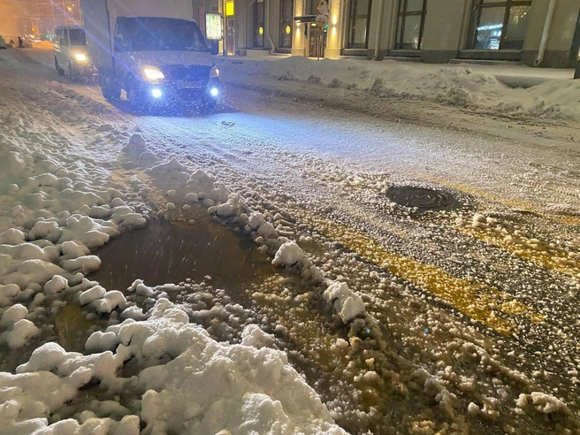 Сервис Gismeteo сообщает, что в настоящий момент воздух прогрелся до 0 градусов, а к вечеру температура может упасть до -6°C. | Источник: Анастасия Хрипушина/NGS.RU