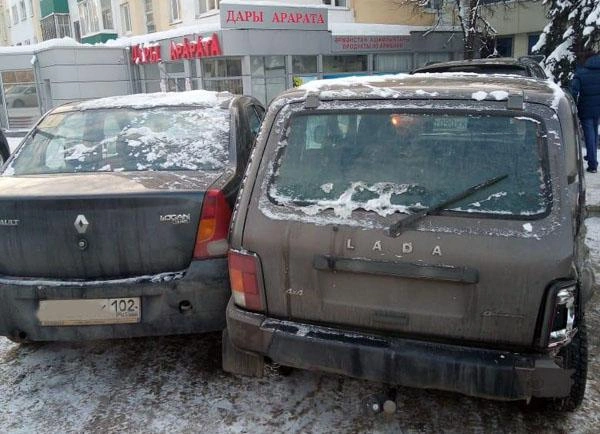 А потом задел и французскую иномарку | Источник: ГИБДД по РБ