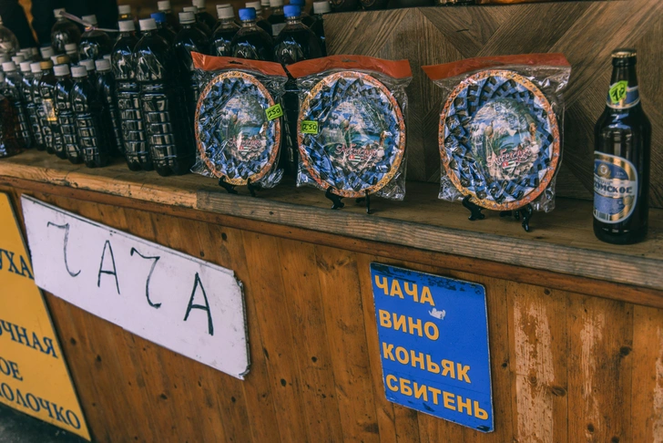 Абхазия знаменита в том числе недорогим крепким алкоголем местного производства, который можно найти на рынках и в магазинах | Источник: ellbuny via Legion Medi