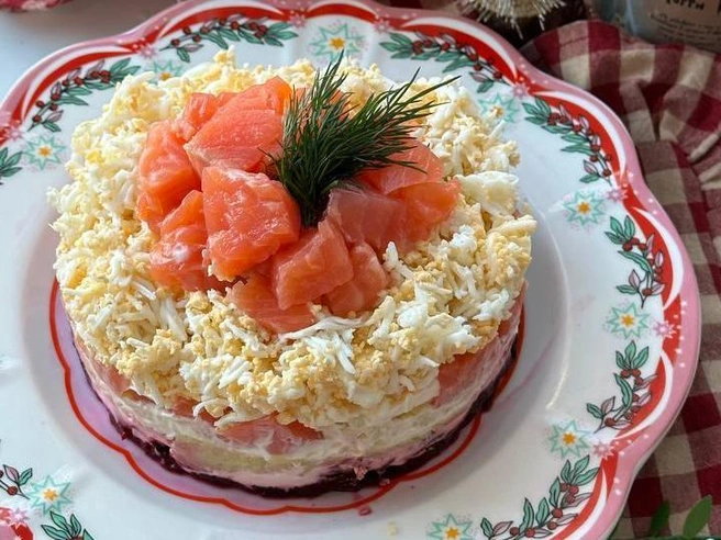 Круглая форма поможет придать салату аккуратный и праздничный вид. | Источник: shabrusya / Instagram (экстремистская организация, деятельность запрещена на территории РФ)