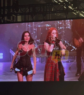 На сцену артистки вышли в нарядах с элементами своего старого стиля