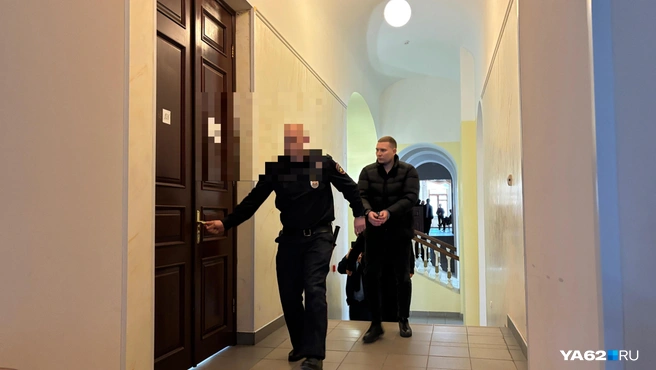 Артема Солодова привели в зал судебного заседания под конвоем | Источник: Виктория Улитова / YA62.RU