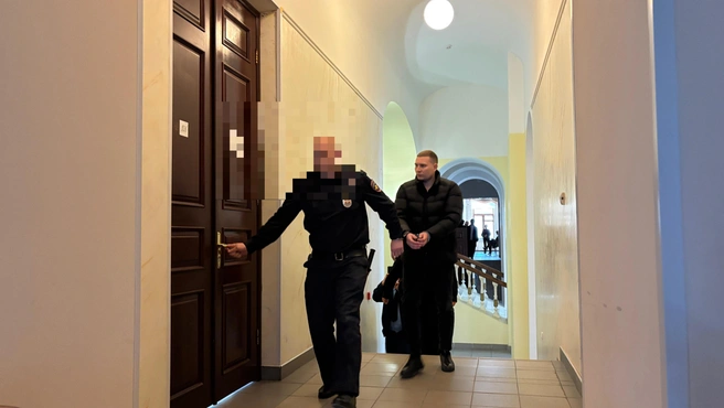 Артема Солодова привели в зал судебного заседания под конвоем, а ушел оттуда он сам | Источник: Виктория Улитова / YA62.RU
