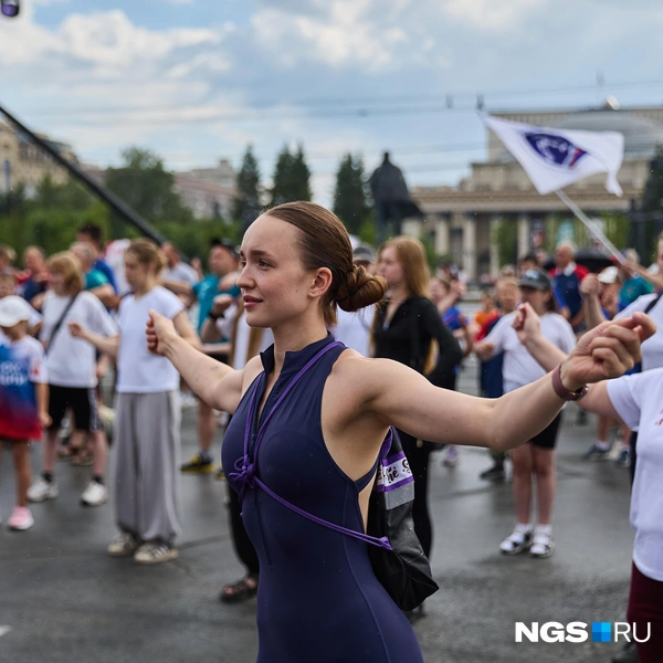 Зарядку делали сотрудники разных компаний и просто прохожие  | Источник: Александр Ощепков / NGS.RU
