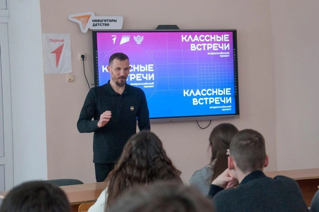 Виталий проводит и школьные уроки мужества | Источник: Виталий Коновалов
