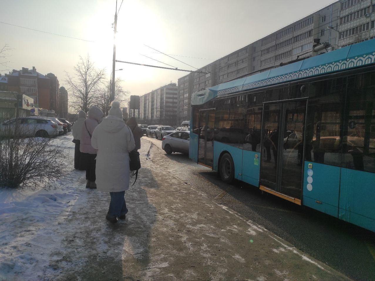 «Дорога превратилась в квест»: в центре Казани встали троллейбусы