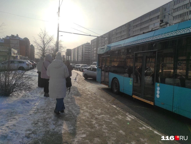 Так дорога выглядела сразу после снятия «рогов», сейчас пробка рассосалась | Источник: читатель 116.RU