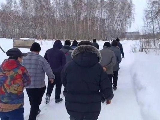 Составление административных протоколов во время рейда силовиков. | Источник: пресс-служба ГУ МВД России по Новосибирской области