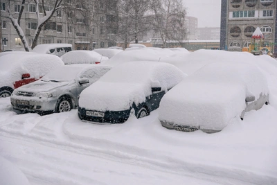 Кемерово утопает в снегу: сугробы выше человеческого роста