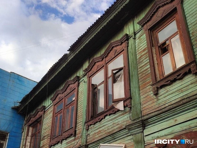 Был чёрный густой дым. Пожар произошел в старинном деревянном доме в центре Иркутска | Источник: Ксения Власова / «ИрСити»