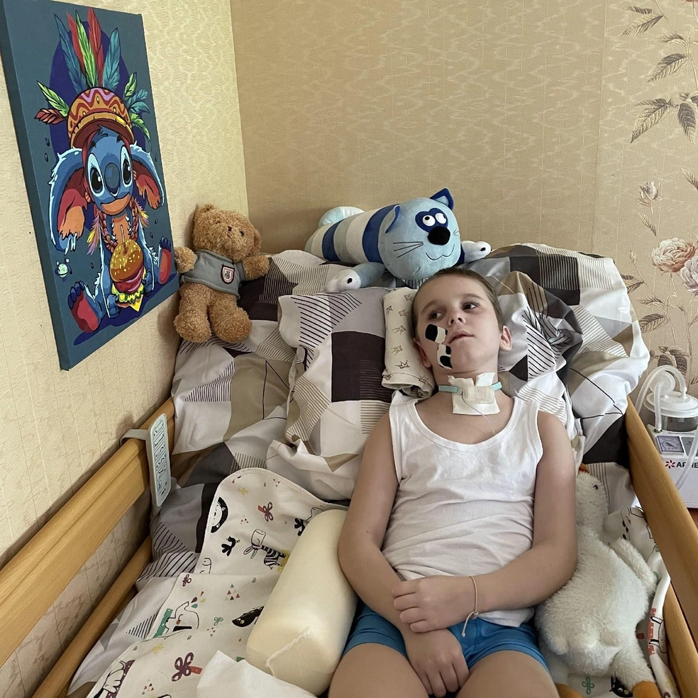 Через полгода после травмы мальчик впервые оказался дома | Источник: Группа поддержки Андронова Семёна / Vk.com