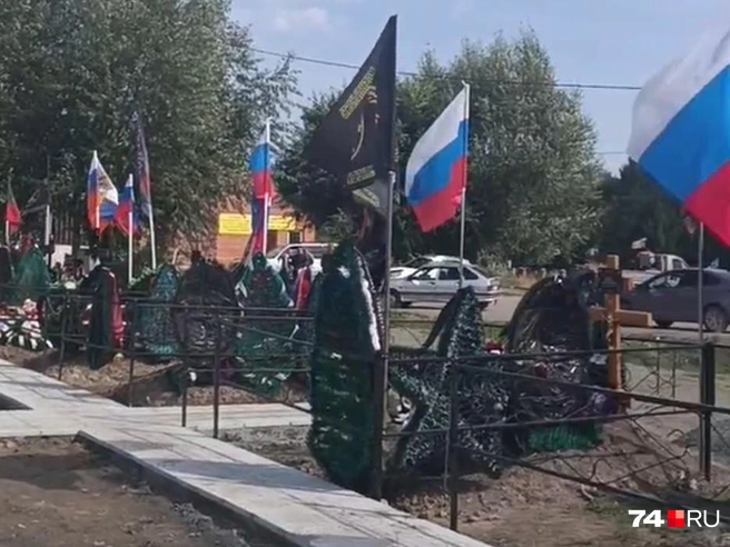 Пока эта аллея не огорожена забором кладбища | Источник: читатель 74.RU
