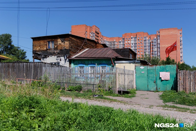Дом фактически в «приграничной зоне» с современной застройкой | Источник: Мария Ленц / NGS24.RU 
