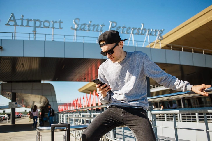 Вернувшимся из-за рубежа россиянам на 24 часа отключат мобильный интернет. И как вызвать такси из аэропорта? | Источник: Sergey Zaykov/Shutterstock/Fotodom.ru