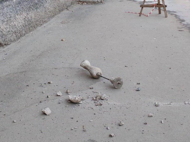 Балясина упала непосредственно на тротуар | Источник: предоставлено читателем