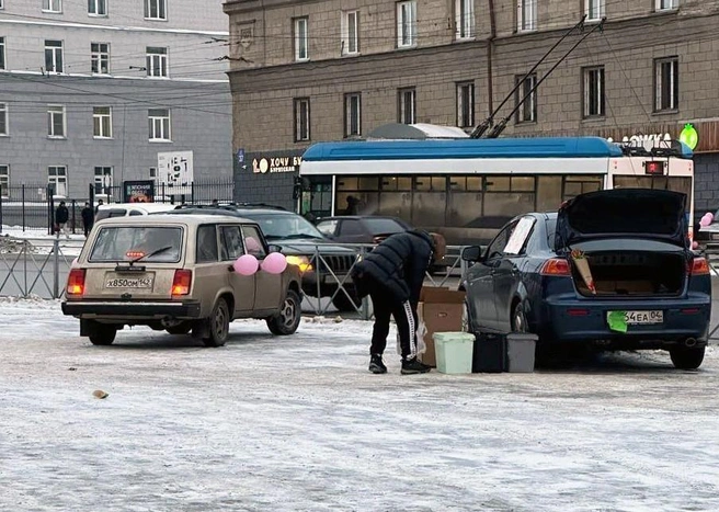 Предусмотрительные торговцы закрывают номер, защищаясь от возможного наказания | Источник: АСТ-54 / Vk.com